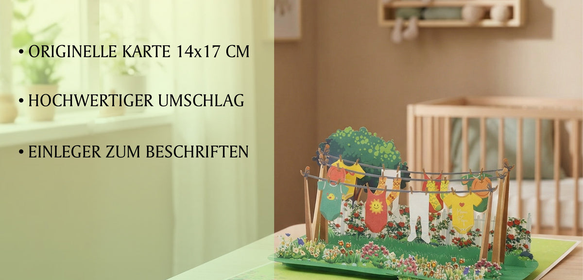 Lieferumfang der Strampler Pop-up-Karte: originelle Karte 14x17 cm, hochwertiger Umschlag und Einleger zum Beschriften, aufgestellt in einem Kinderzimmer.