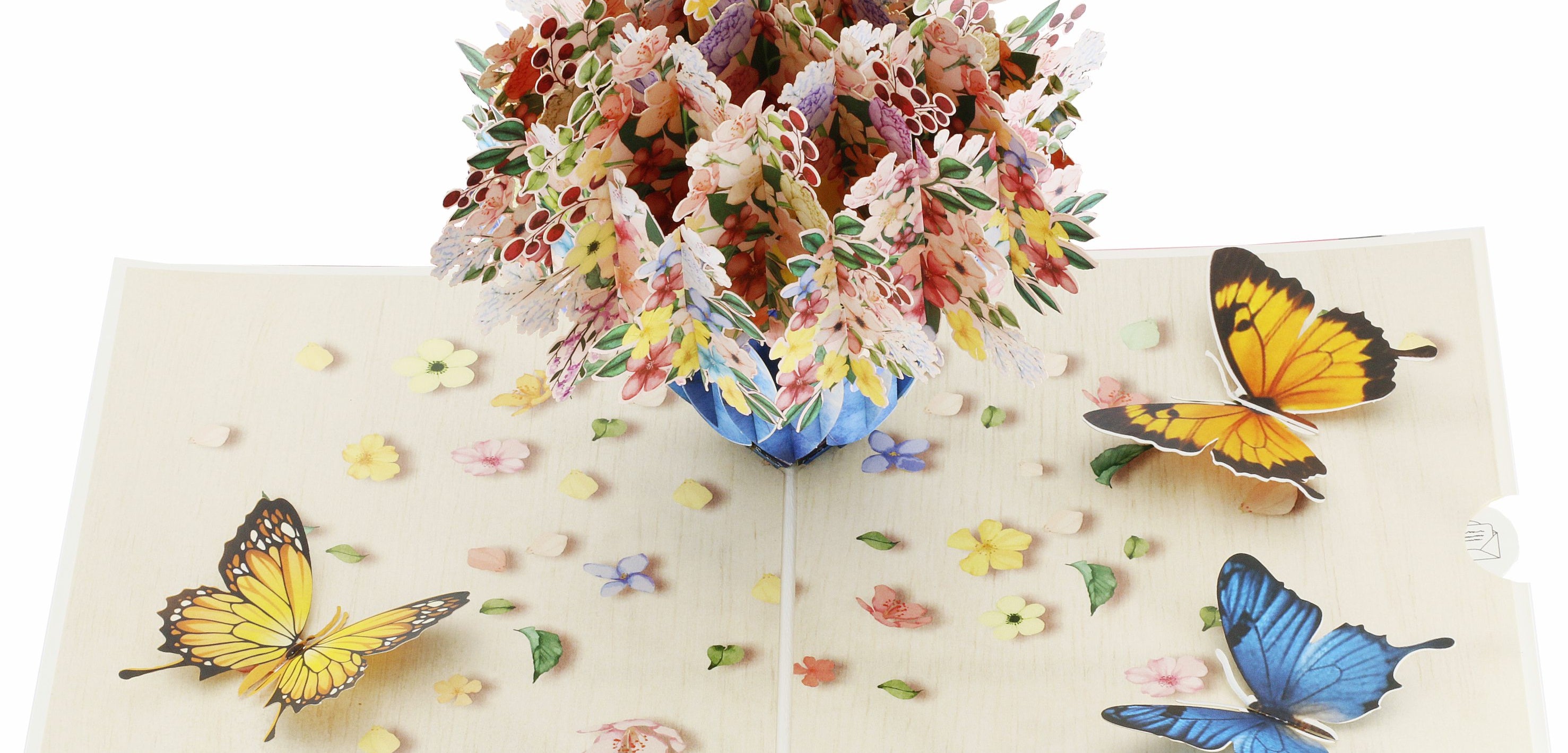 Aufgeklappte Pop-up-Karte mit buntem Blumenstrauß und Schmetterlingen, seitlich fotografiert.