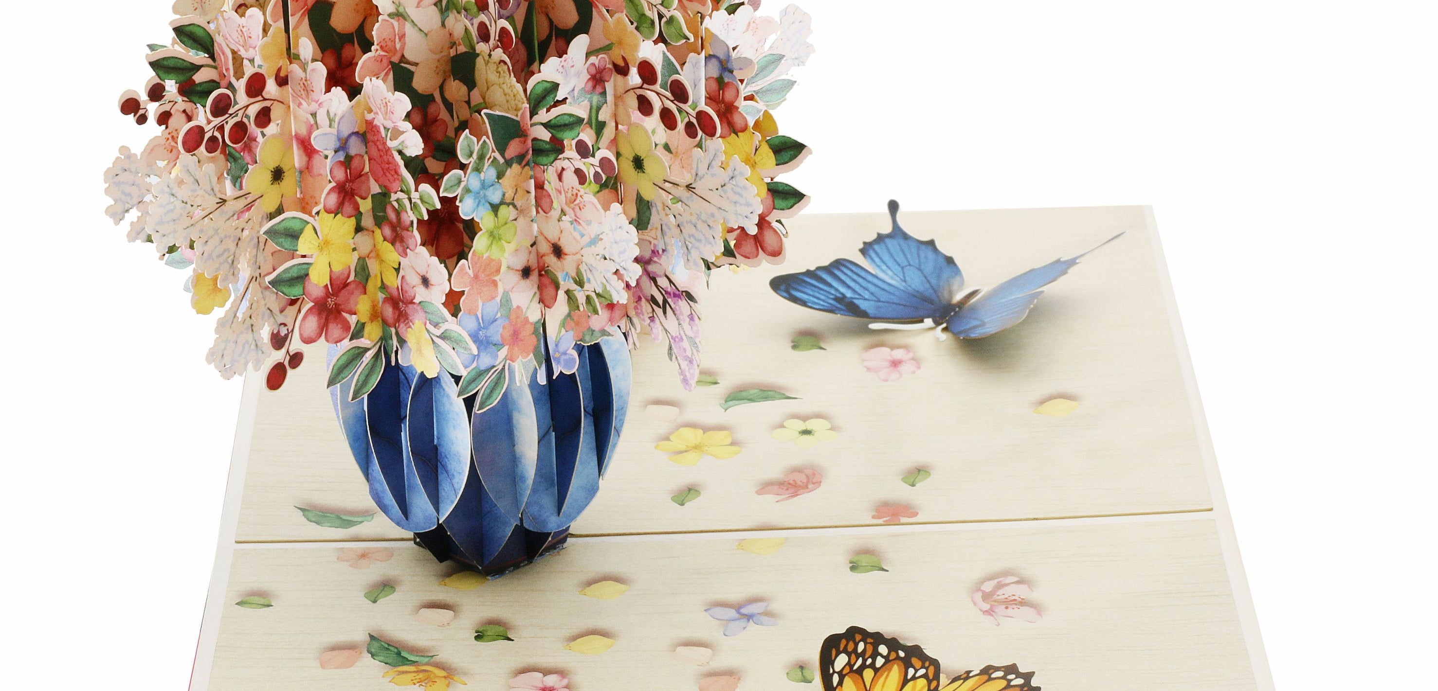 Nahaufnahme der aufgeklappten Pop-up-Karte mit üppigem Blumenstrauß in blauer Vase.