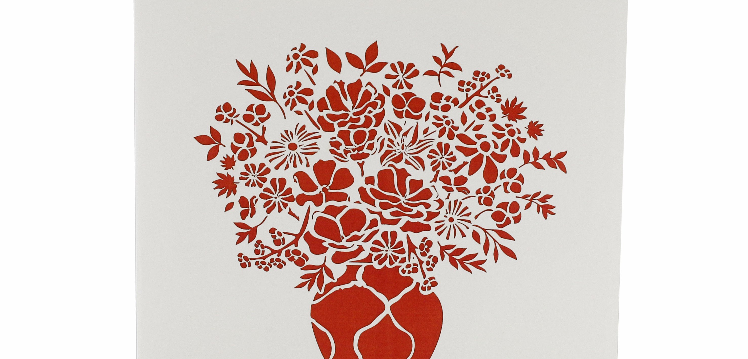 weiße karte mit rotem blumenstrauß in der vase