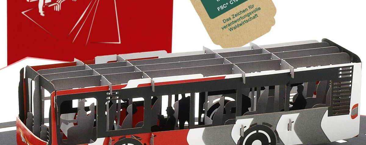 roter bus mit fahrgaesten in einer karte