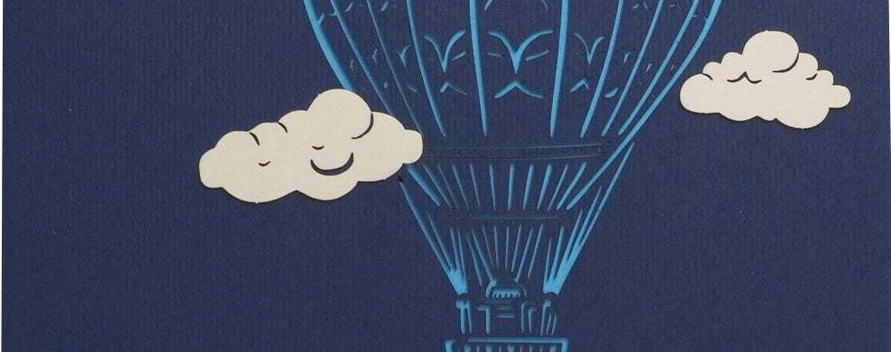 karte in blau mit heißluftballon und wolken