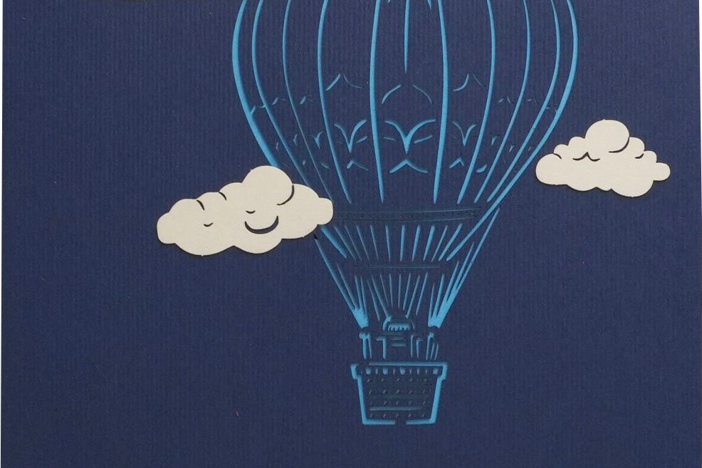 karte in blau mit heißluftballon und wolken
