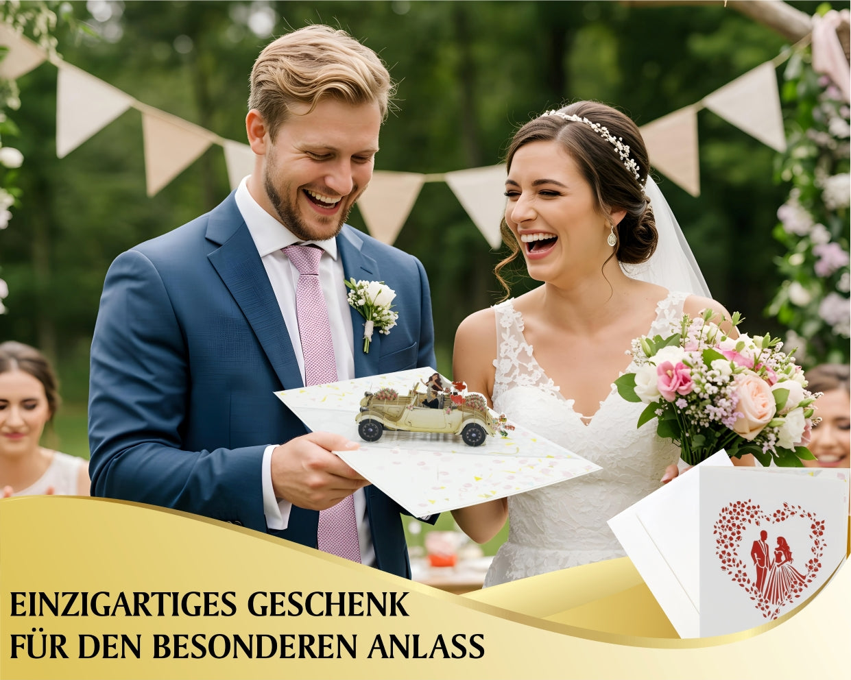 hochzeitspaar-lachend-mit-hochzeitskarte-in-der-hand