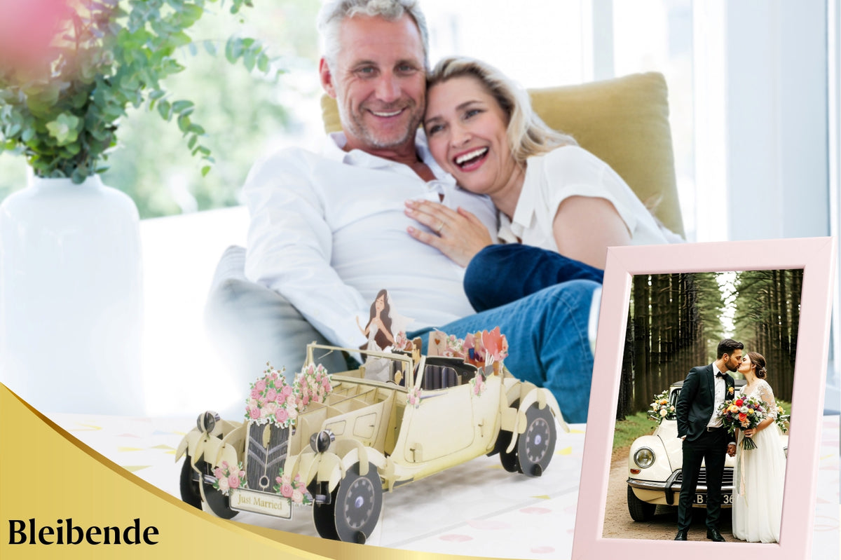 paar-auf-sofa-lachend-mit-erinnerungsbild-hochzeit