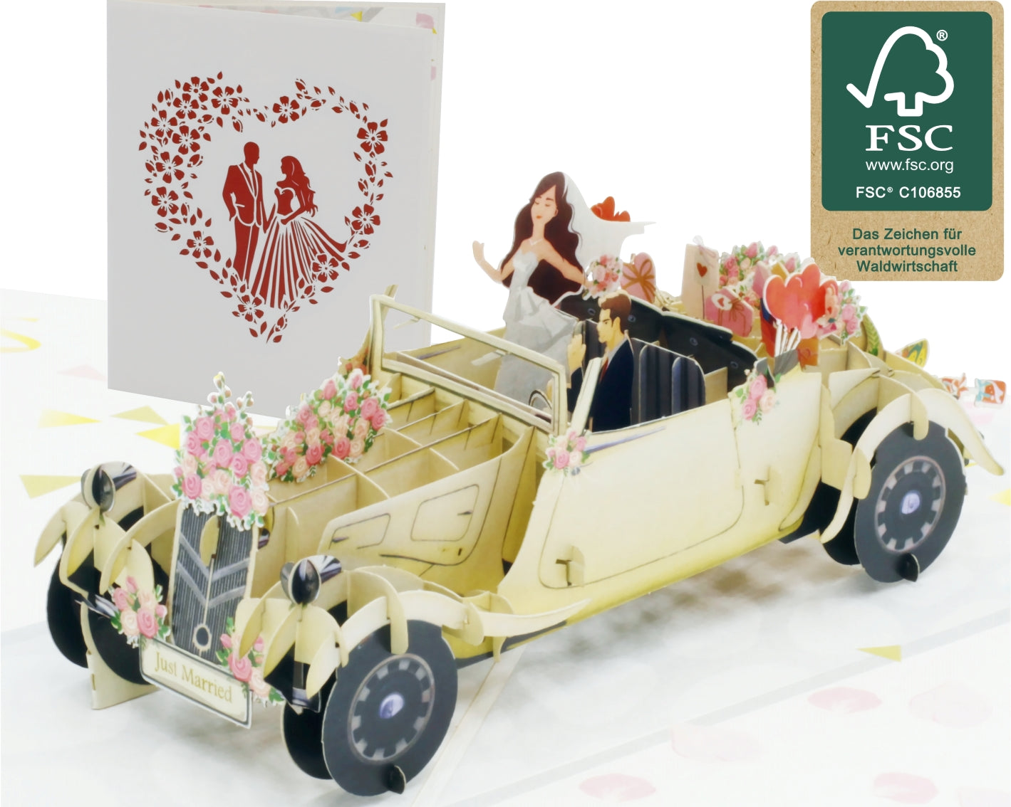 Aufgeklappte Pop-up-Karte mit einem cremefarbenen Hochzeitsauto mit Blumenschmuck und Brautpaar, daneben die Kartenvorderseite mit Herz und FSC-Logo.