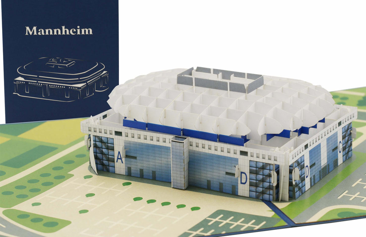 Pop Up Karte der Arena mit aufgefächertem Dach und mehreren Fassadendetails, im Hintergrund eine aufgeklappte Karte mit dem Schriftzug 'Mannheim' und einer stilisierten Arena-Zeichnung.