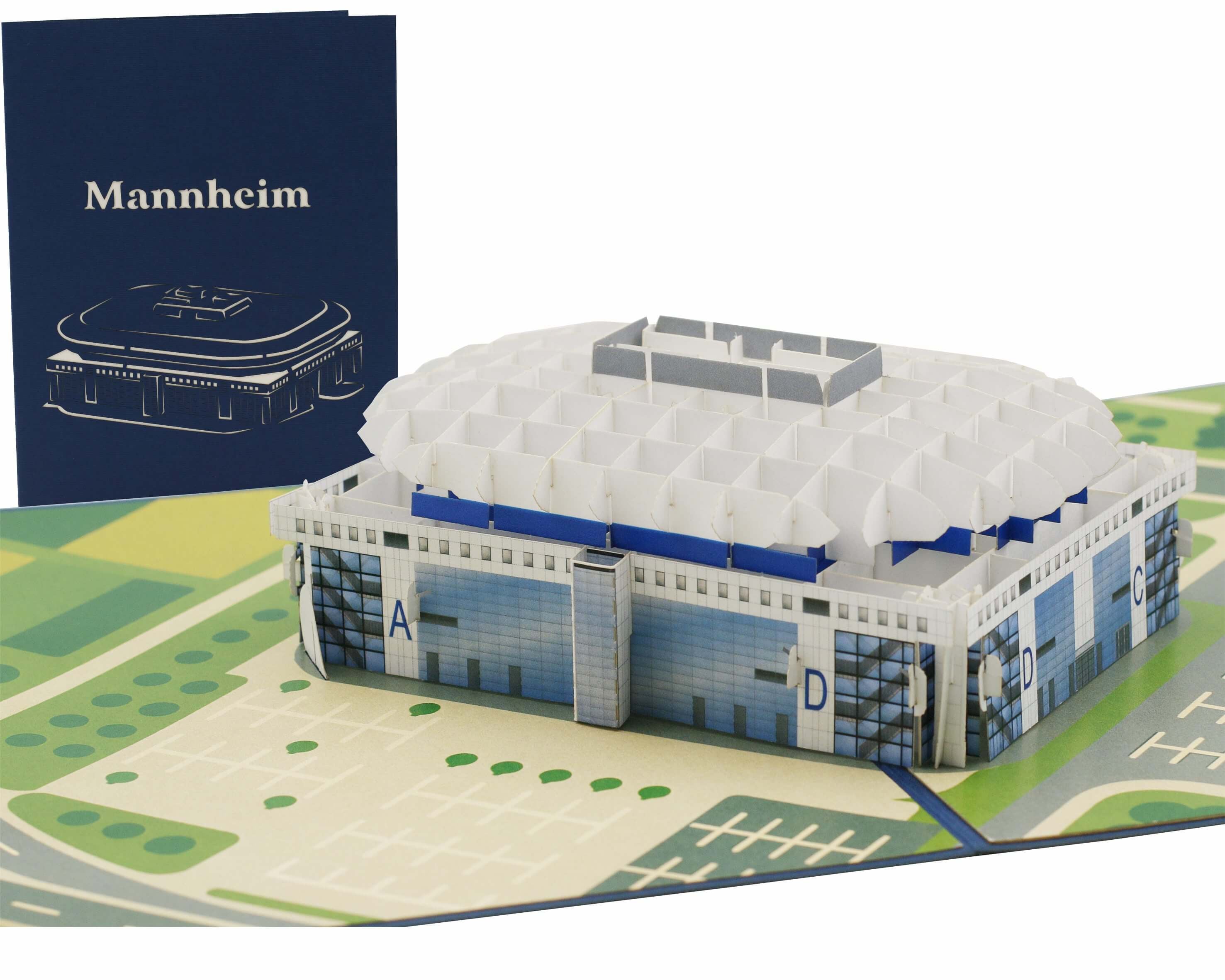 Pop Up Karte der Arena mit aufgefächertem Dach und mehreren Fassadendetails, im Hintergrund eine aufgeklappte Karte mit dem Schriftzug 'Mannheim' und einer stilisierten Arena-Zeichnung.
