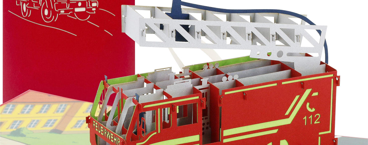 Aufgeklappte Pop-up-Karte mit rotem Feuerwehrauto mit Drehleiter und Feuerwehrmann, dahinter die rote Kartenvorderseite mit Feuerwehr-Scherenschnitt.