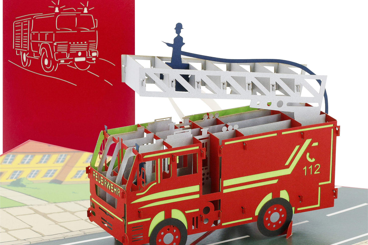 Aufgeklappte Pop-up-Karte mit rotem Feuerwehrauto mit Drehleiter und Feuerwehrmann, dahinter die rote Kartenvorderseite mit Feuerwehr-Scherenschnitt.