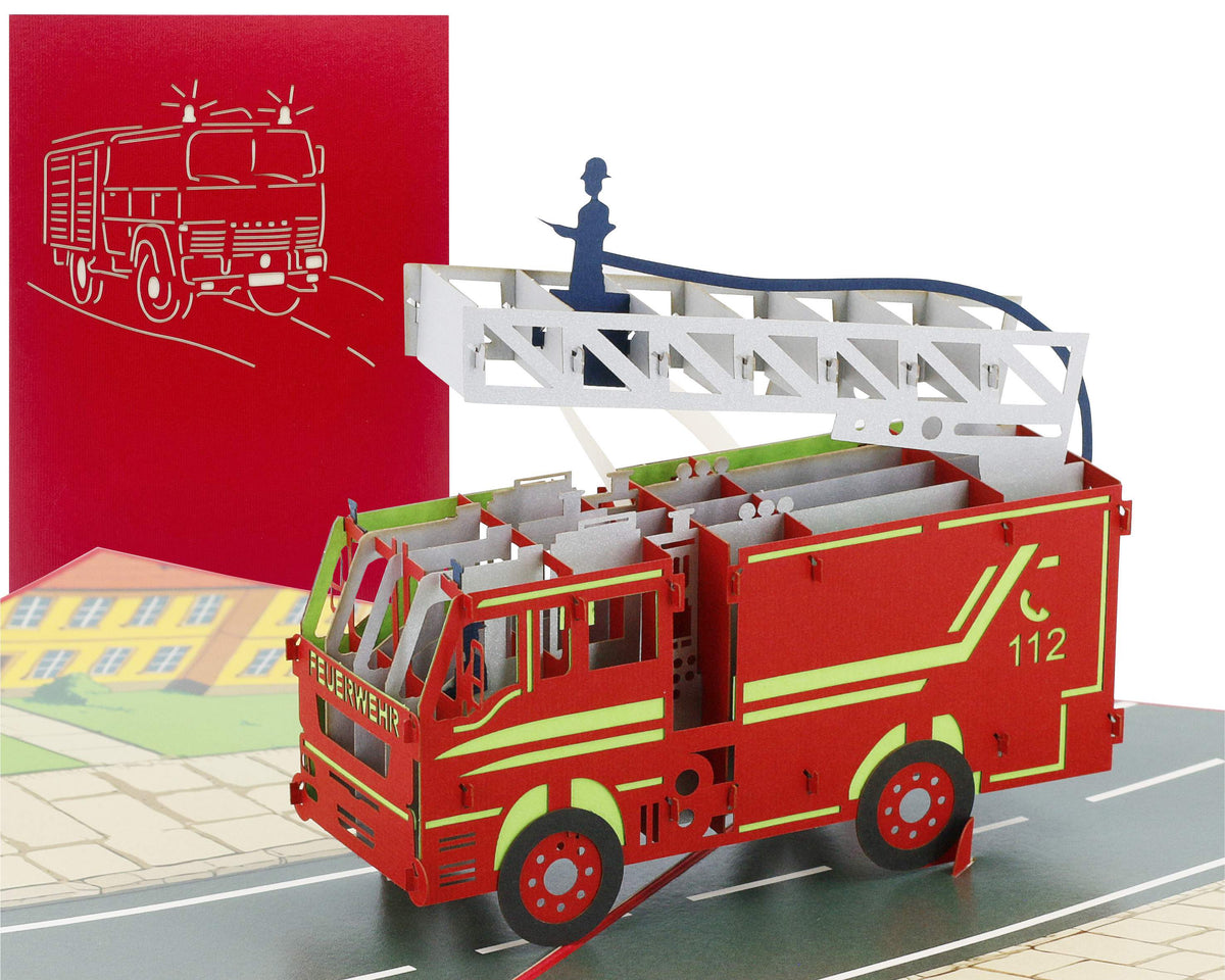 Aufgeklappte Pop-up-Karte mit rotem Feuerwehrauto mit Drehleiter und Feuerwehrmann, dahinter die rote Kartenvorderseite mit Feuerwehr-Scherenschnitt.