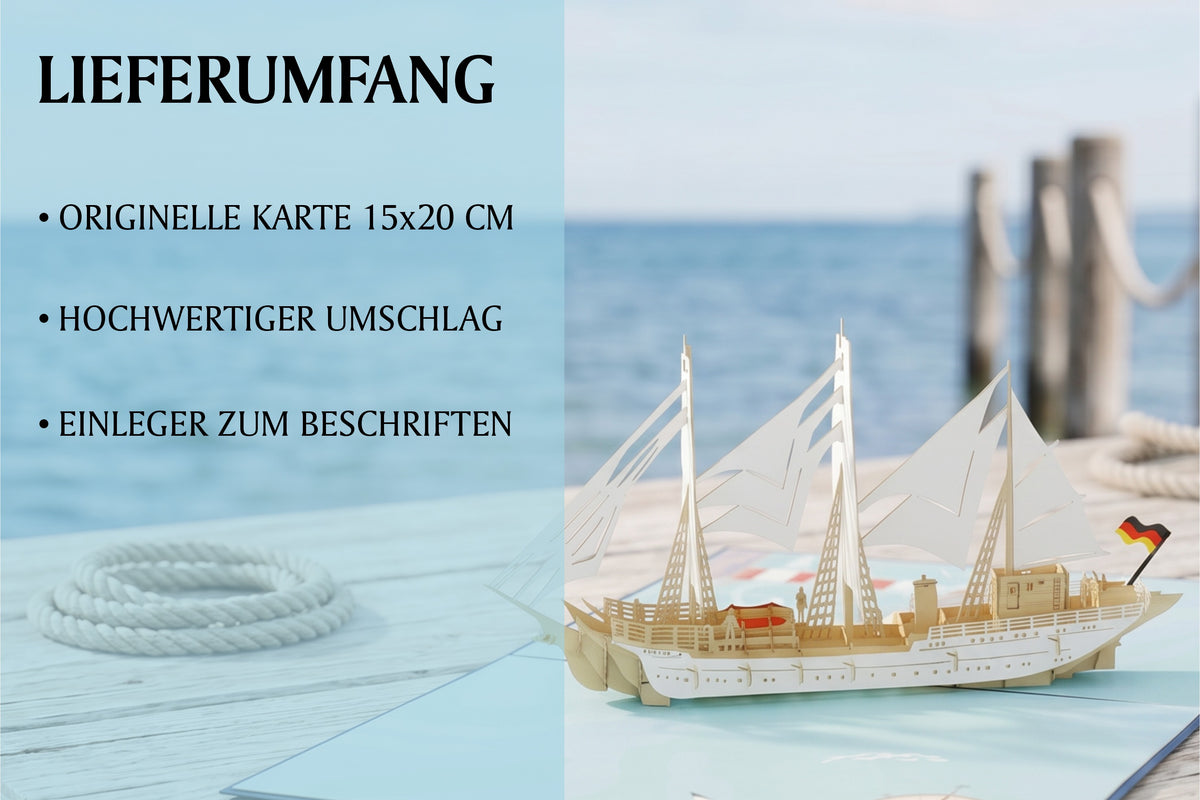 Geöffnete Pop-up-Karte mit einem aufklappbaren Gorch Fock Segelschiff in der Mitte, Kompassrose und Leuchtturm auf der Kartenfläche. Im Hintergrund ein Steg am Meer.