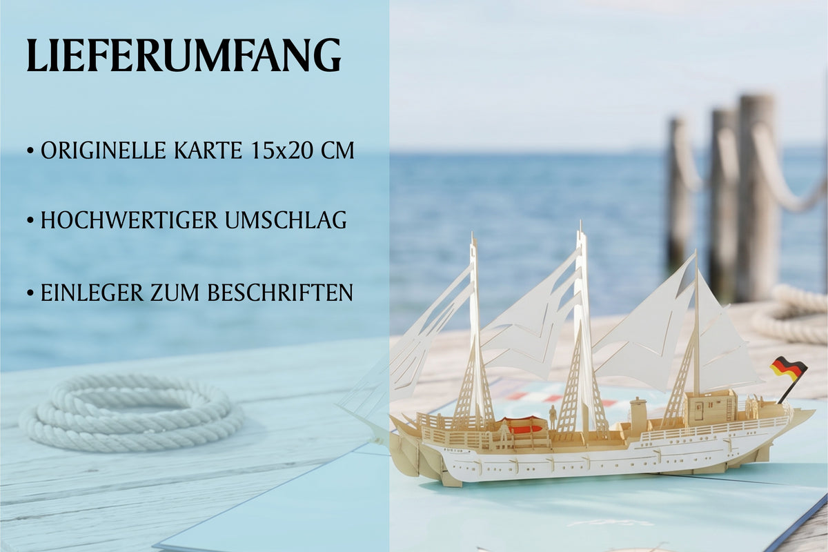 Geöffnete Pop-up-Karte mit einem aufklappbaren Gorch Fock Segelschiff in der Mitte, Kompassrose und Leuchtturm auf der Kartenfläche. Im Hintergrund ein Steg am Meer.