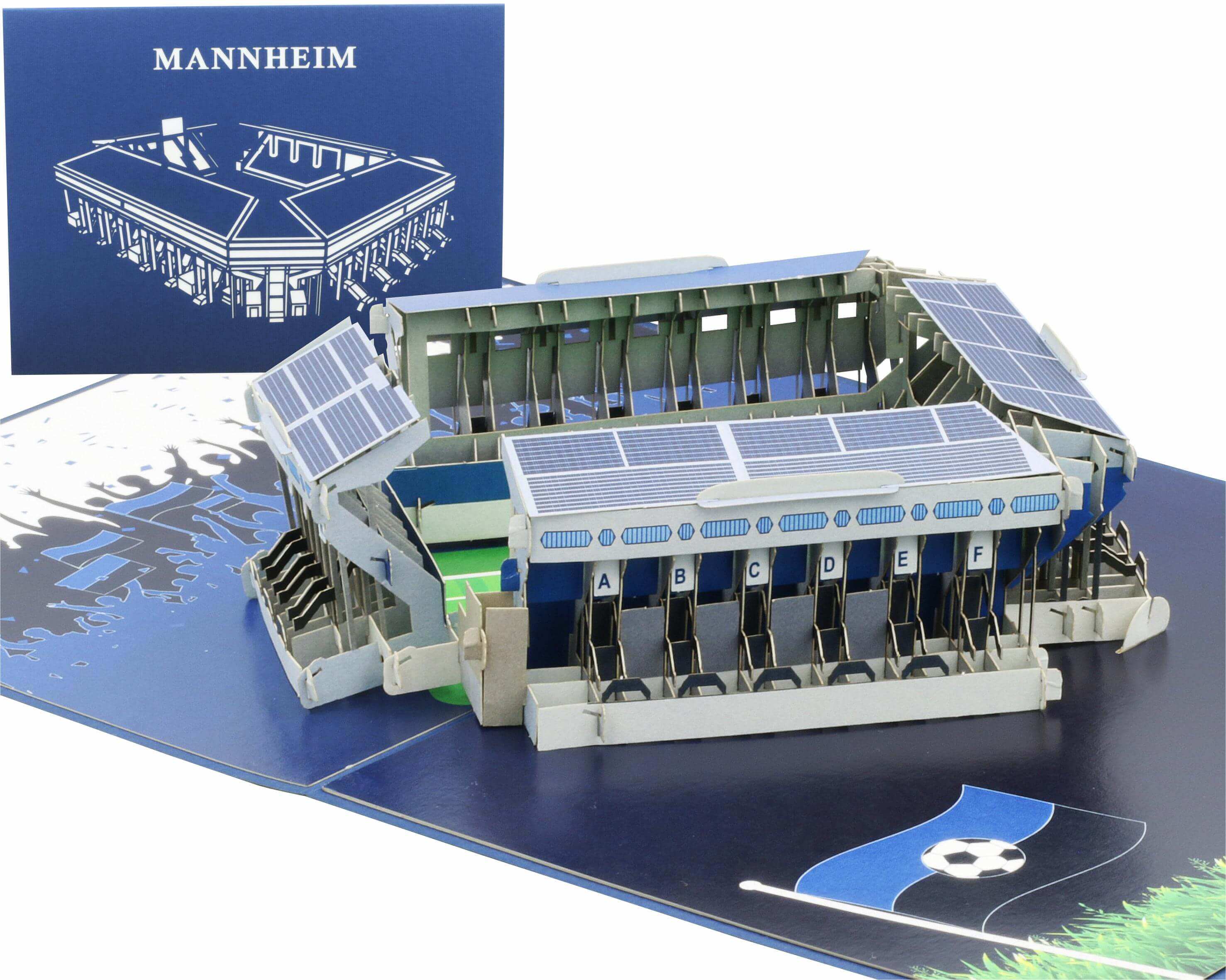 Aufgeklappte Pop-up-Karte mit einem detailreichen Stadionmodell von Mannheim und einer kleinen Illustration des Stadions mit dem Schriftzug 'MANNHEIM' im Hintergrund