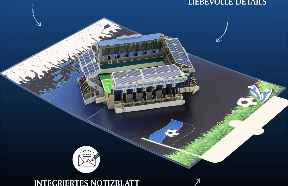 Aufgeklappte Pop-up-Karte mit detailgetreuem Miniaturstadion Mannheim und eingelegter Flagge, daneben Einleger zum Beschriften.
