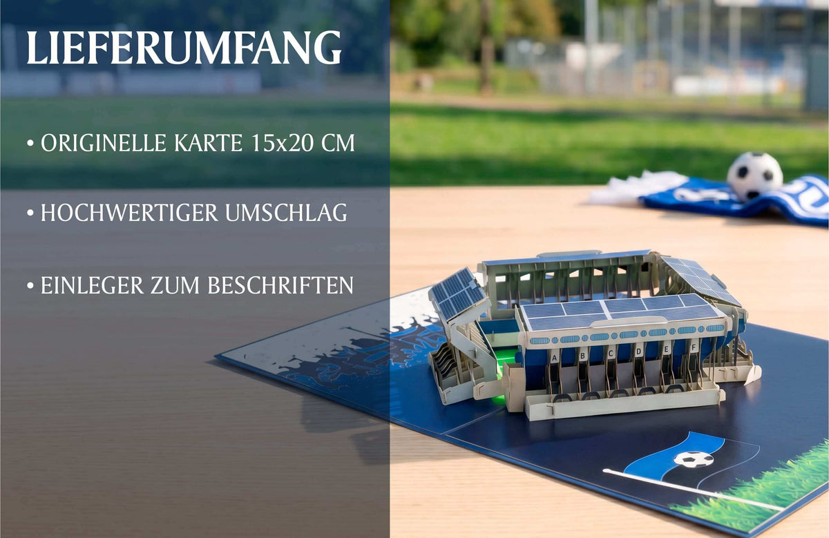 Aufgeklappte Pop-up-Karte mit detailgetreuem Miniaturstadion Mannheim und eingelegter Flagge. Im Hintergrund ein unscharfes Fußballstadion.