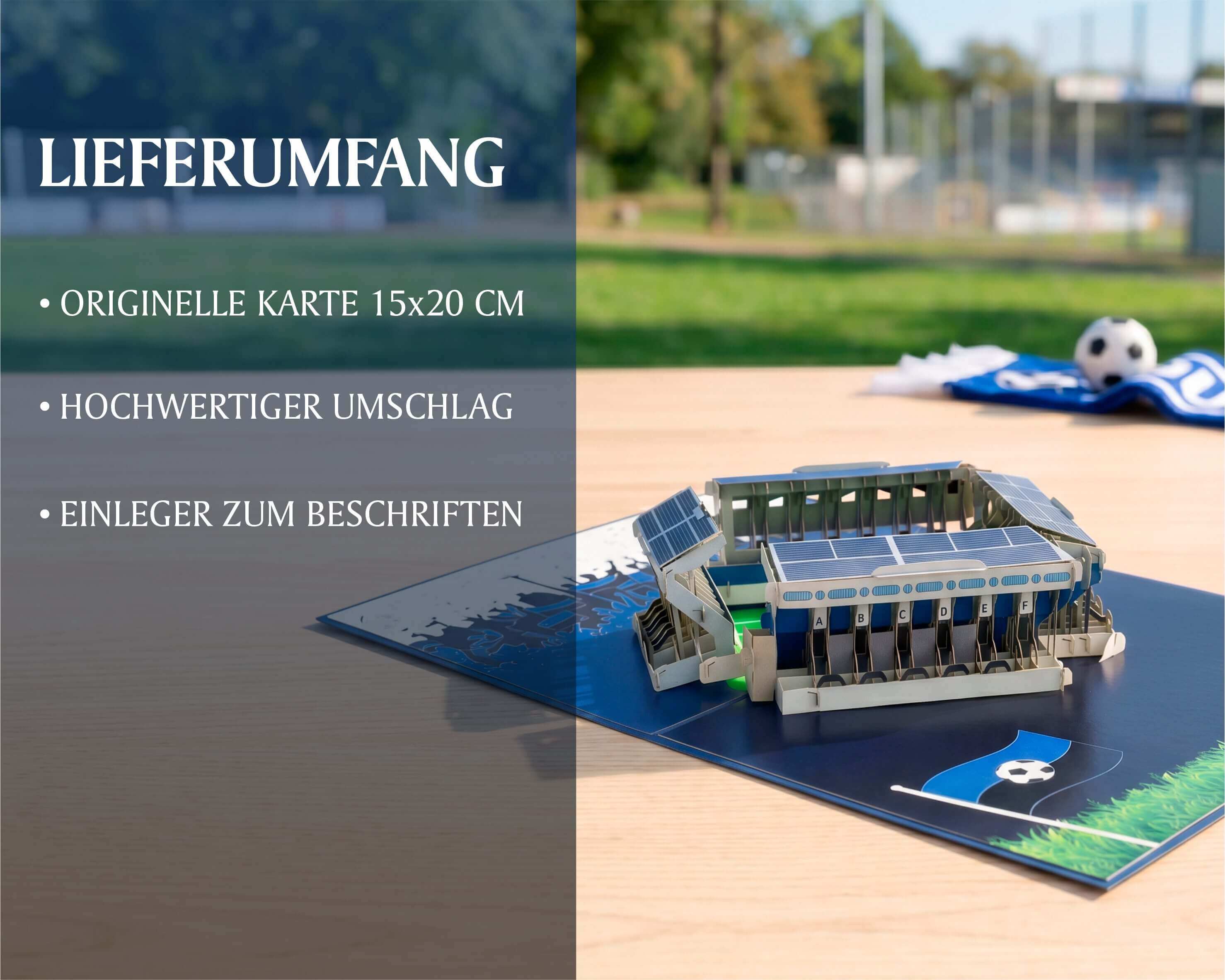 Aufgeklappte Pop-up-Karte mit detailgetreuem Miniaturstadion Mannheim und eingelegter Flagge. Im Hintergrund ein unscharfes Fußballstadion.