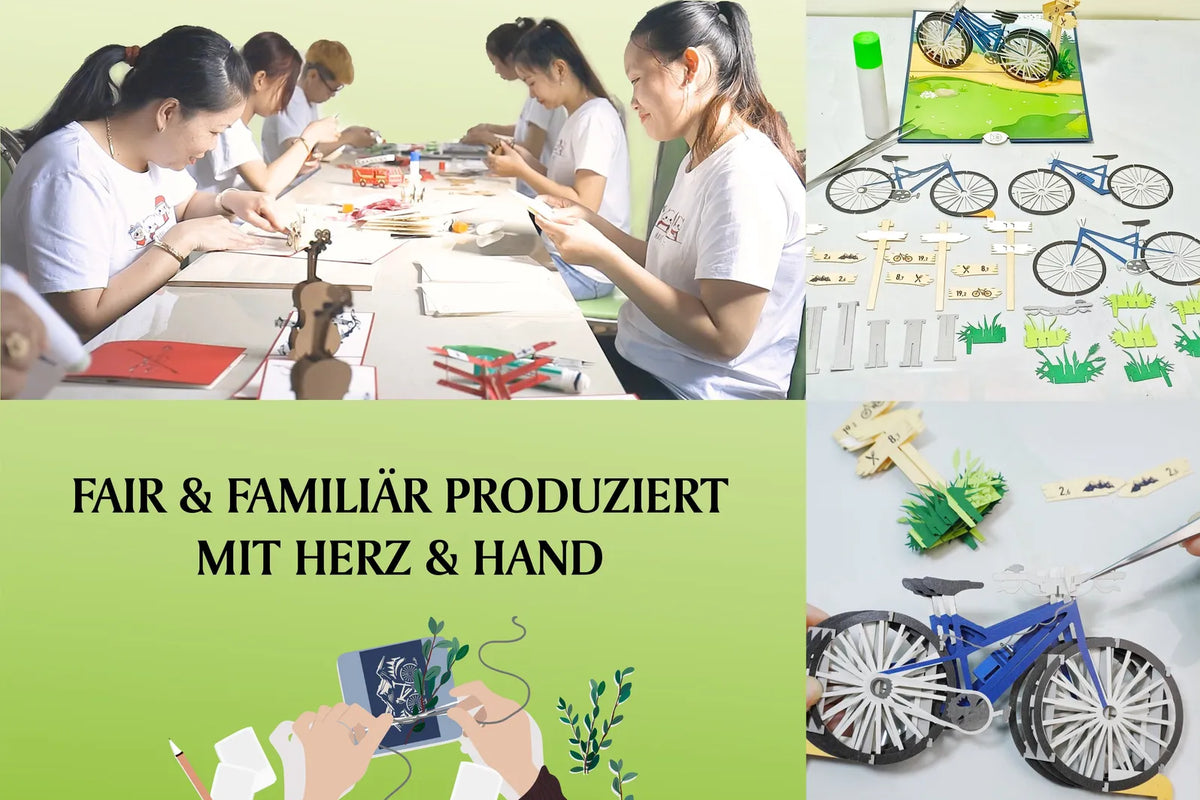 Mehrere Frauen sitzen an einem Tisch und basteln an Pop-up-Karten mit Fahrrädern, daneben sind Einzelteile und eine aufgeklappte blaue Fahrradkarte zu sehen, unten eine Illustration von Händen mit einer Pop-up-Karte und der Text FAIR & FAMILIÄR PRODUZIERT MIT HERZ & HAND