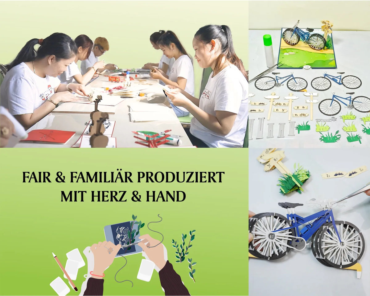 Mehrere Frauen sitzen an einem Tisch und basteln an Pop-up-Karten mit Fahrrädern, daneben sind Einzelteile und eine aufgeklappte blaue Fahrradkarte zu sehen, unten eine Illustration von Händen mit einer Pop-up-Karte und der Text FAIR & FAMILIÄR PRODUZIERT MIT HERZ & HAND