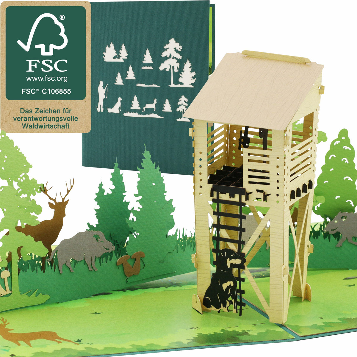 Aufgeklappte Pop-up-Karte mit einem hölzernen Hochsitz und Tieren in einer Waldlandschaft, im Hintergrund eine grüne Karte mit einem Lasercut von Wildtieren und Bäumen sowie ein FSC-Logo.