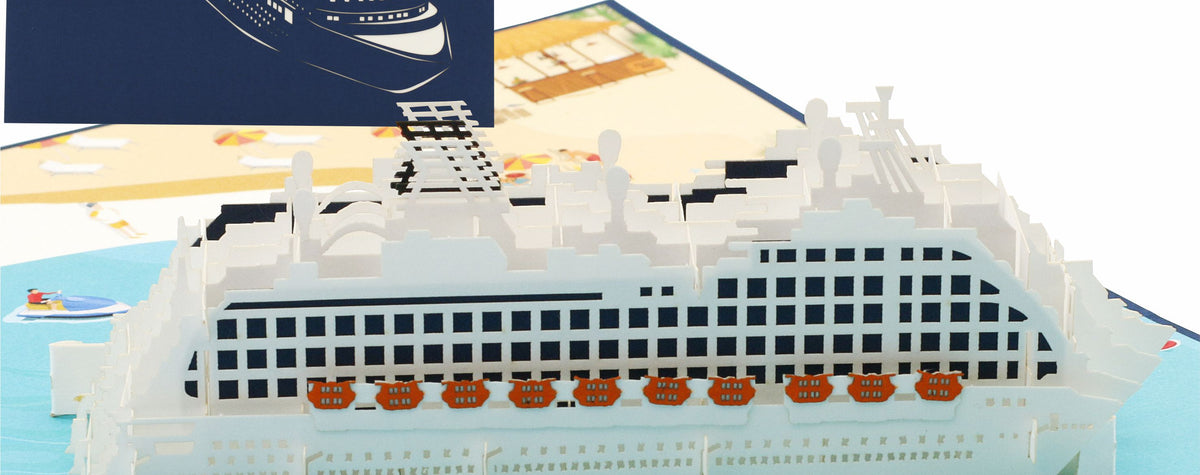 Aufgeklappte Pop-up-Karte mit einem weißen Kreuzfahrtschiff auf türkisem Meer, dahinter die blaue Kartenvorderseite mit Schiffs-Scherenschnitt.