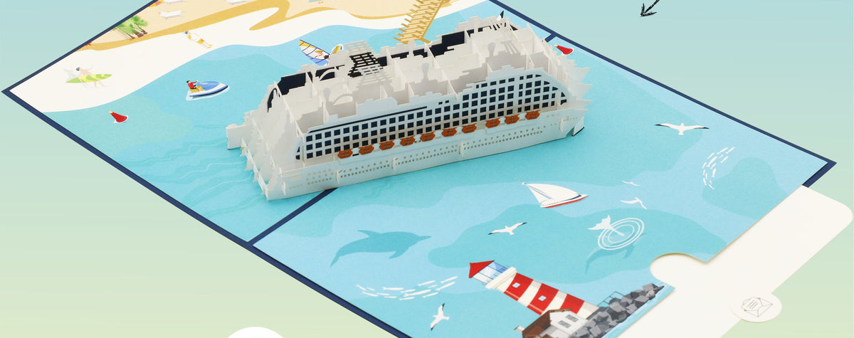 Aufgeklappte Pop-up-Karte mit Kreuzfahrtschiff, dazu die Hinweise lebendige Farben, liebevolle Details und integriertes Notizblatt zum Beschriften.