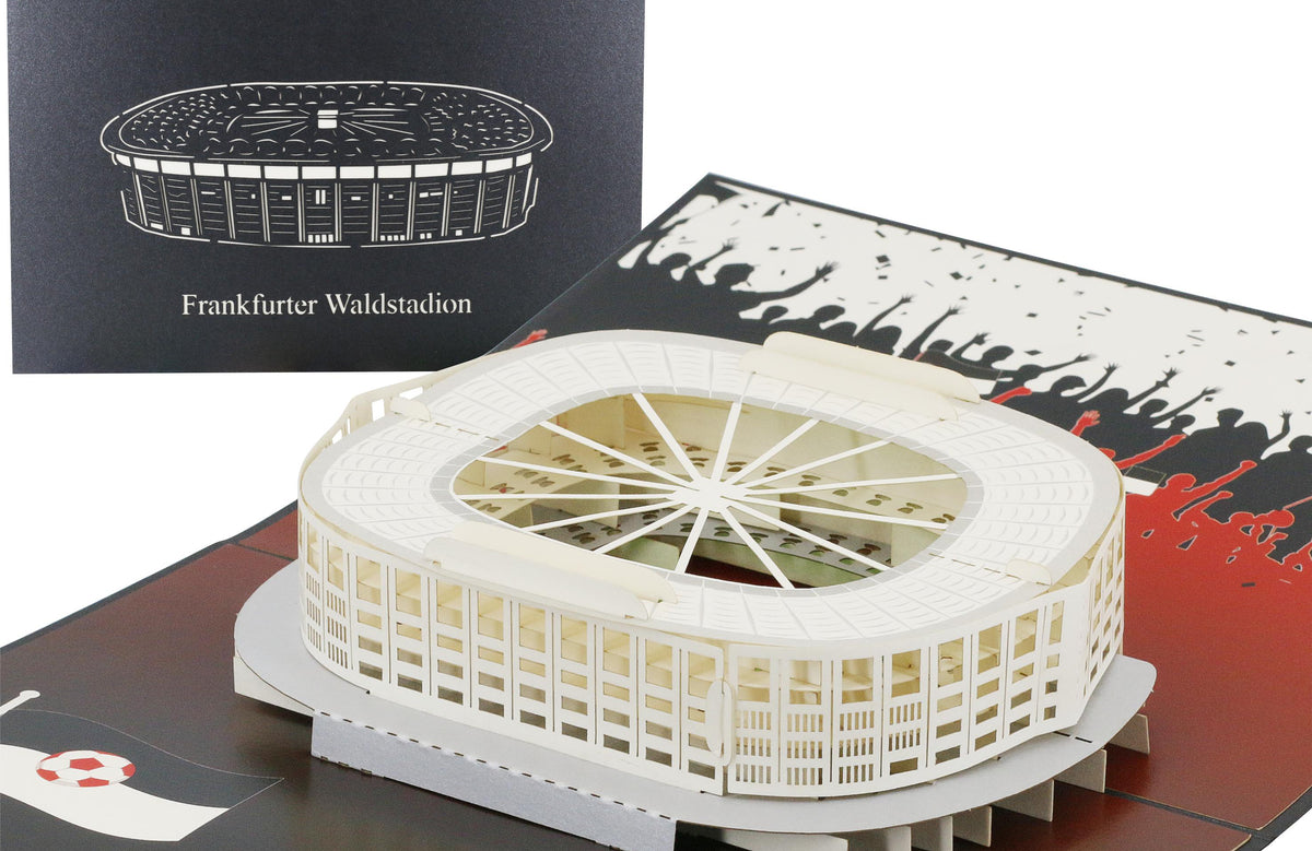 Aufgeklappte Pop-up-Karte mit dem Frankfurter Waldstadion auf schwarz-rotem Grund, dahinter die schwarze Kartenvorderseite mit Stadion-Scherenschnitt und dem Schriftzug Frankfurter Waldstadion.