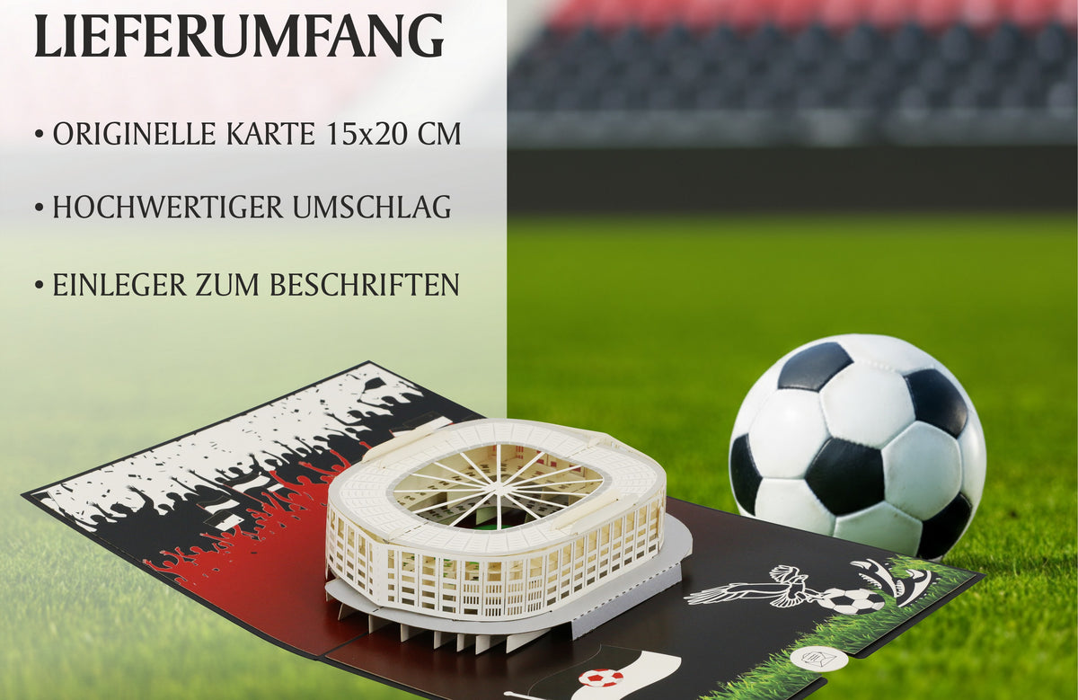 Lieferumfang der Frankfurt Stadion Pop-up-Karte: originelle Karte 15x20 cm, hochwertiger Umschlag und Einleger zum Beschriften, dazu die aufgeklappte Karte vor einem Fußball auf dem Rasen.