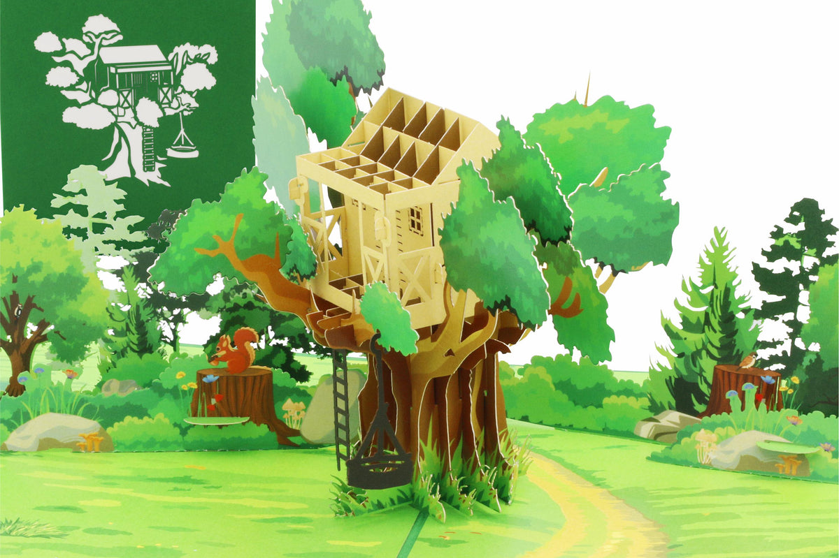 Aufgeklappte Pop-up-Karte mit einem Baumhaus in einem grünen Wald mit Reifenschaukel, dahinter die grüne Kartenvorderseite mit Baumhaus-Scherenschnitt.