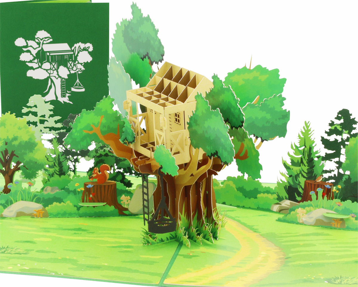 Aufgeklappte Pop-up-Karte mit einem Baumhaus in einem grünen Wald mit Reifenschaukel, dahinter die grüne Kartenvorderseite mit Baumhaus-Scherenschnitt.