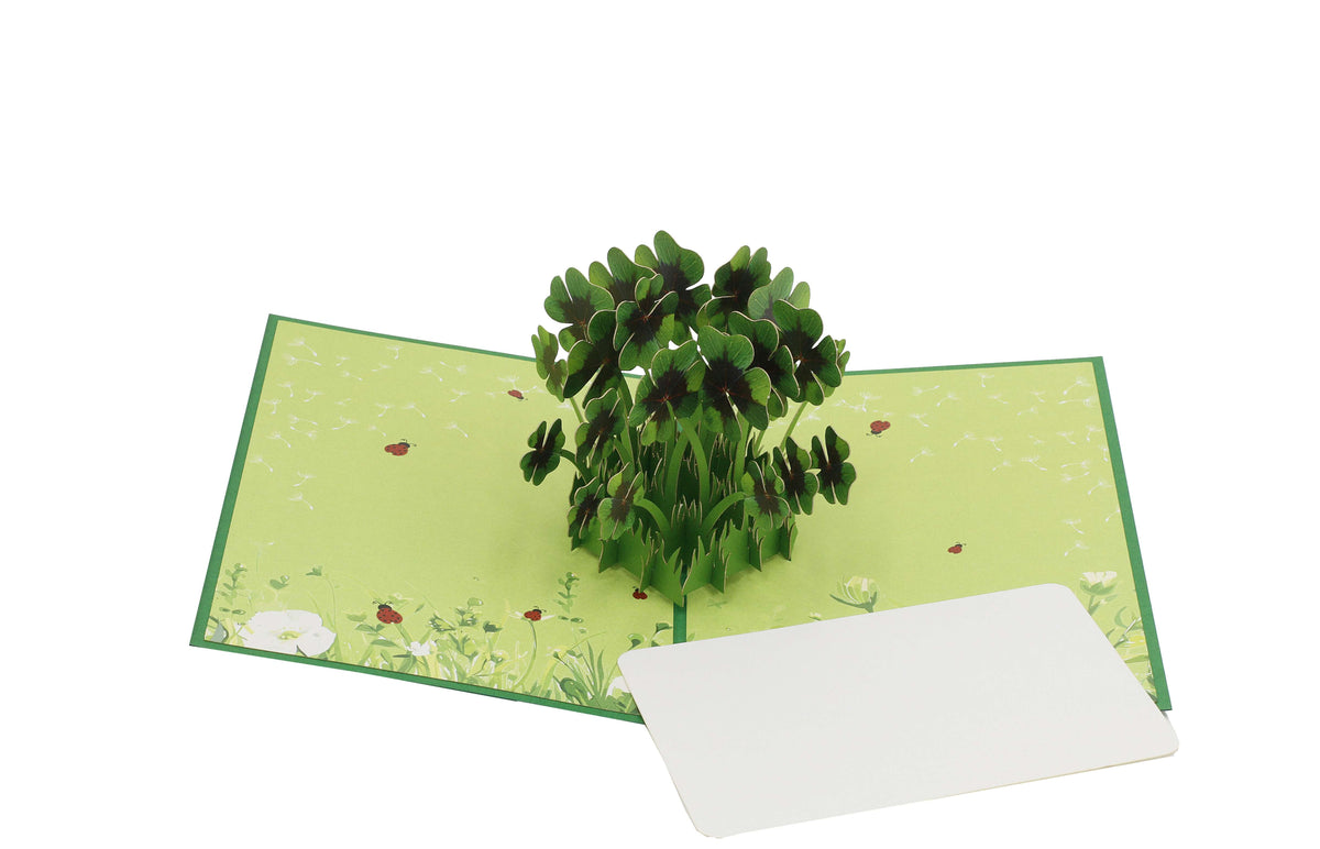 Aufgeklappte Pop-up-Karte mit Glücksklee, daneben der weiße Einleger zum Beschriften.