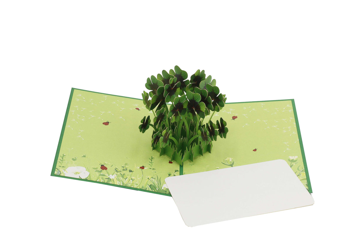 Aufgeklappte Pop-up-Karte mit Glücksklee, daneben der weiße Einleger zum Beschriften.