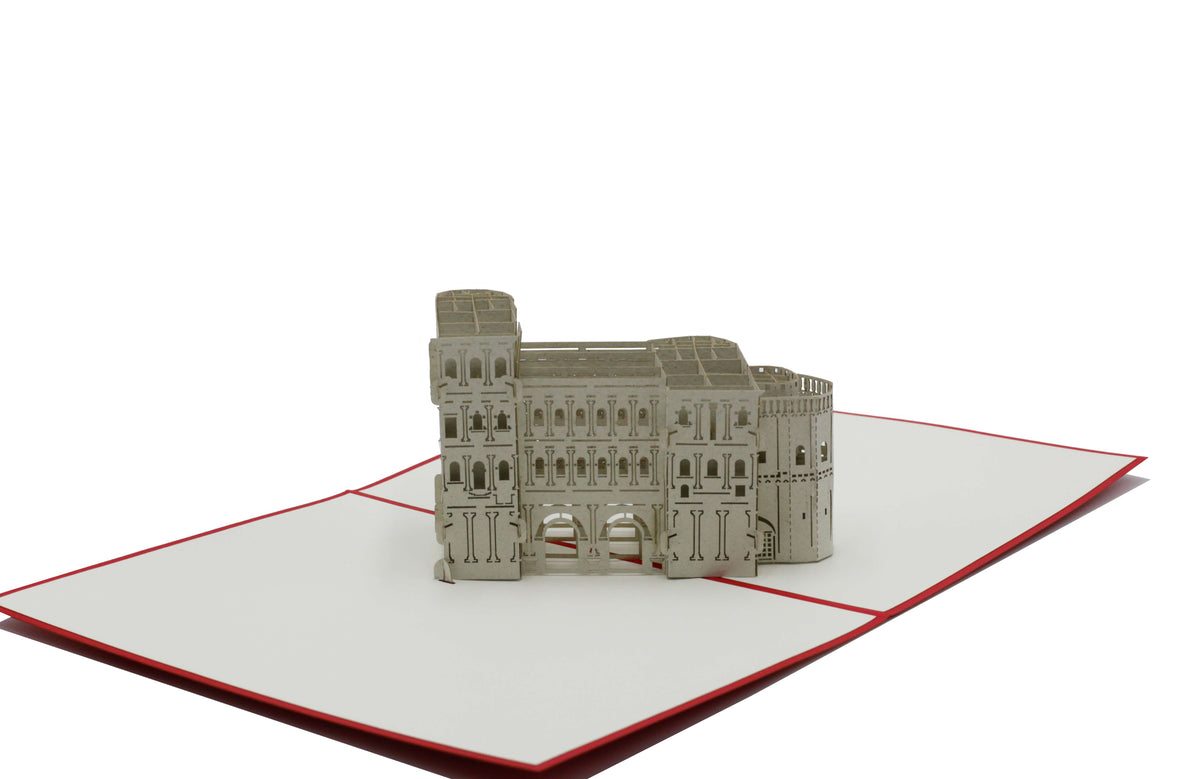 Aufgeklappte Pop-up-Karte mit der Porta Nigra aus Papier, schräg von der Seite fotografiert.