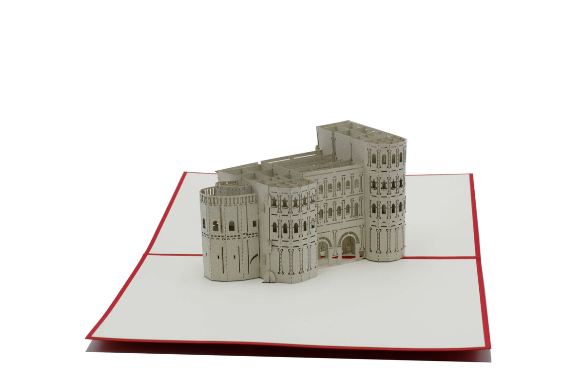 Nahaufnahme der aufgeklappten Pop-up-Karte mit dem detailreichen Modell der Porta Nigra.