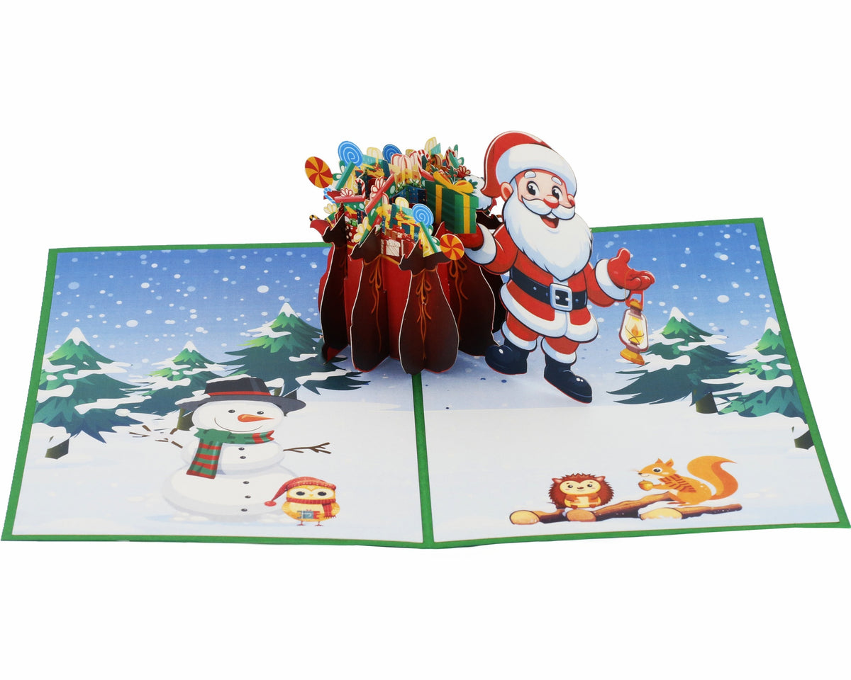 Aufgeklappte Pop-up-Karte mit Nikolaus, Laterne und prall gefülltem Geschenkesack in einer verschneiten Winterlandschaft, davor ein Schneemann, eine Eule, ein Igel und ein Eichhörnchen.
