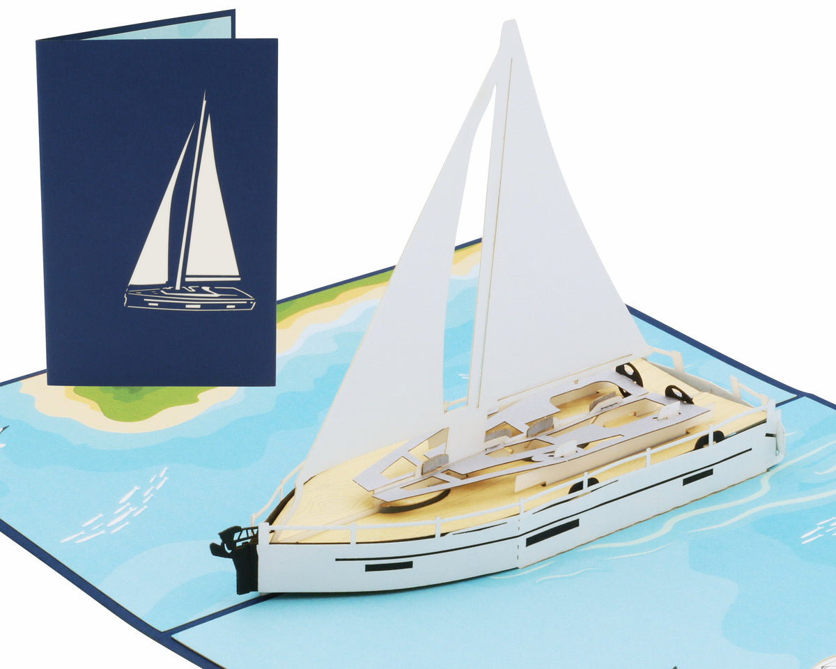 Aufgeklappte Pop-up-Karte mit einer weißen Segelyacht auf blauem Meer, dahinter die blaue Kartenvorderseite mit Segelboot-Scherenschnitt.