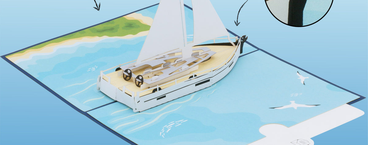 Pop-up-Karte mit einem Segelboot auf einem blauem Meer und einem Strand. Zusätzlich mit einem Einleger zum Beschriften.