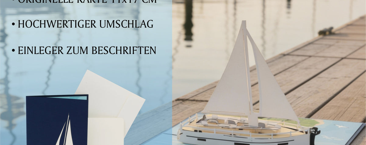 Klappkarte mit einem Segelboot auf einem Steg im Hafen. Im Hintergrund ist eine Marina mit Segelbooten zu sehen.
