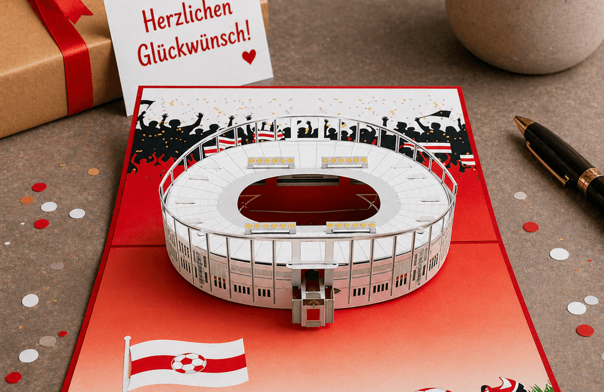 Aufgeklappte Pop-up-Karte mit Stadionmodell Stuttgart, auf einem Schreibtisch als Geburtstagsgeschenk