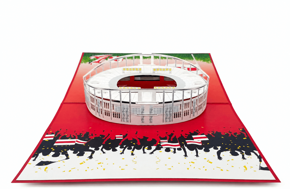 Nahaufnahme der aufgeklappten Pop-up-Karte mit dem Stuttgarter Stadionmodell und Fankulisse in Rot und Weiß.