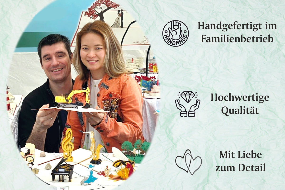 Tram und Christian, die Gründer von design3dkarten, halten eine Pop-up-Karte mit gelbem Bagger, daneben die Hinweise Handgefertigt im Familienbetrieb, Hochwertige Qualität und Mit Liebe zum Detail.