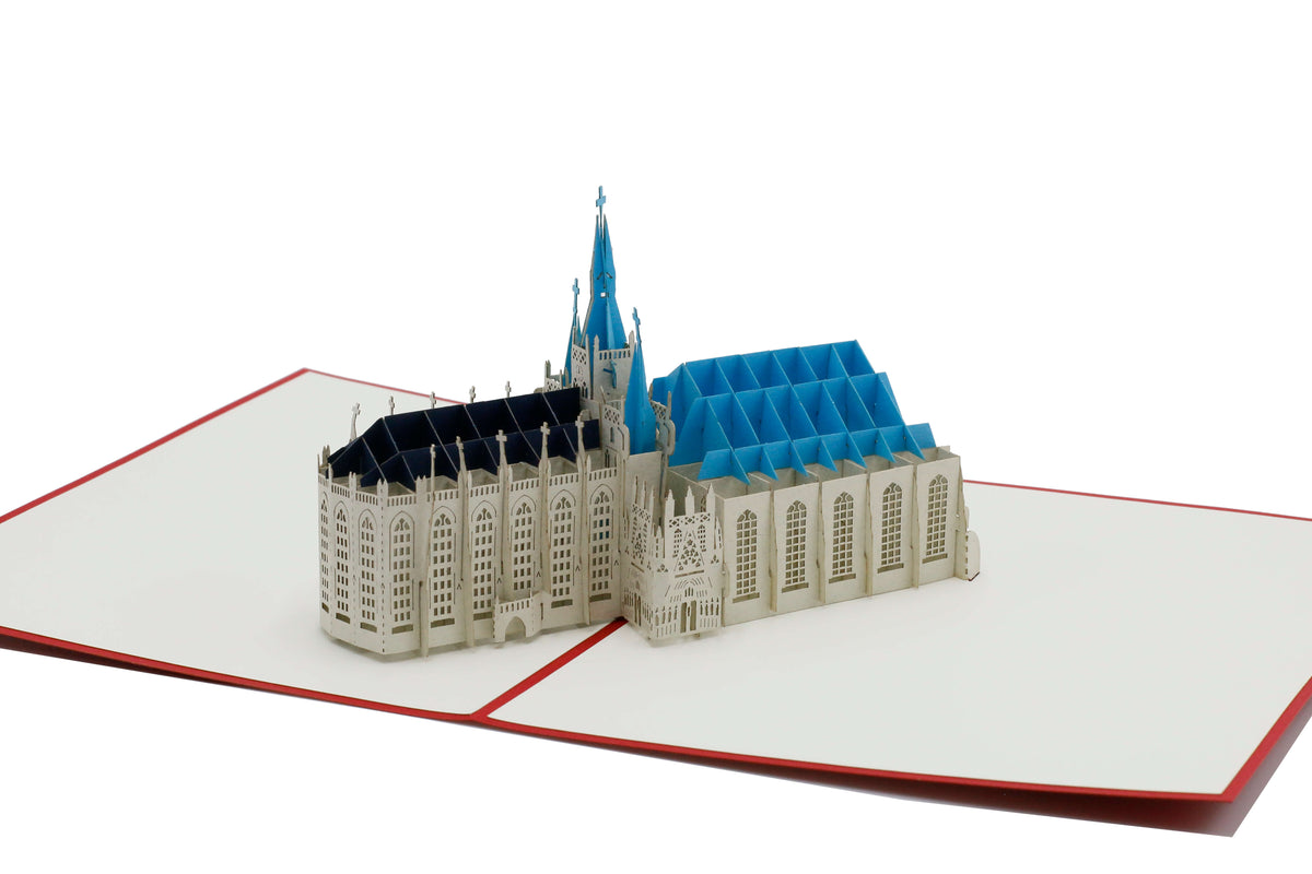 Aufgeklappte Pop-up-Karte mit dem Erfurter Dom und der Severikirche aus Papier.