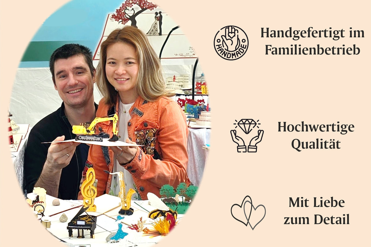 Paar sitzt zusammen und hält eine 3d klappkarte aus papier