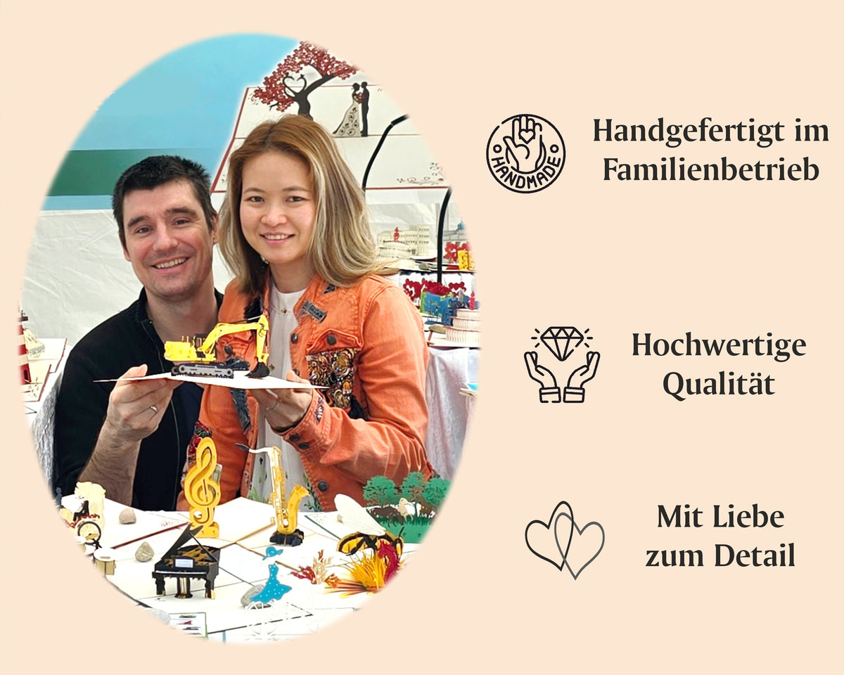 Paar sitzt zusammen und hält eine 3d klappkarte aus papier