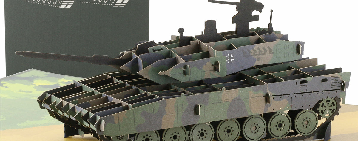 Aufgeklappte Pop-up-Karte mit einem Panzer in Tarnfarben, dahinter die grüne Kartenvorderseite mit Panzer-Scherenschnitt.
