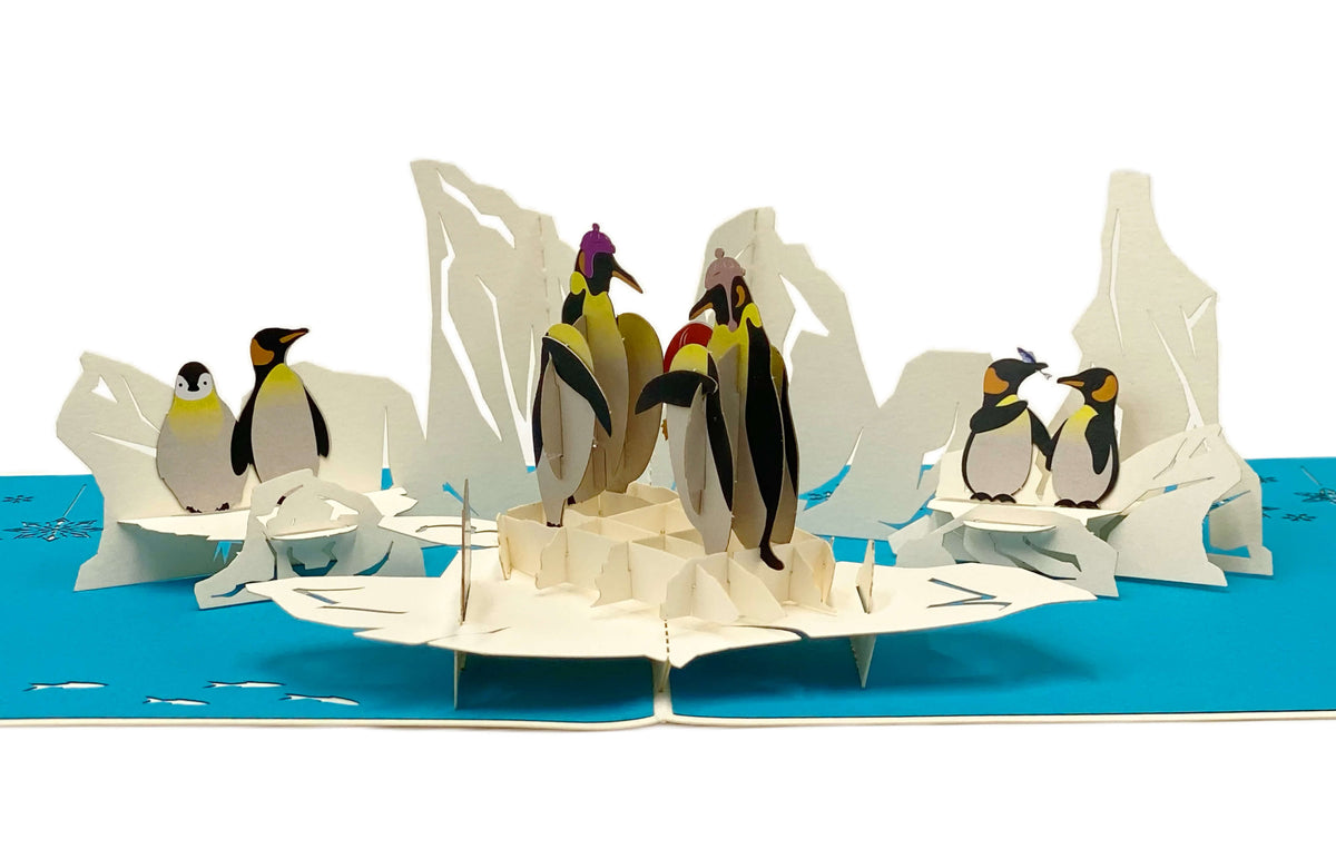 Nahaufnahme der aufgeklappten Pop-up-Karte mit Pinguinen zwischen Eisschollen.