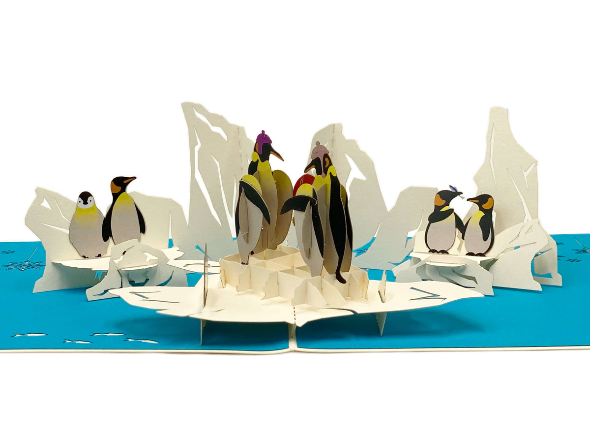 Nahaufnahme der aufgeklappten Pop-up-Karte mit Pinguinen zwischen Eisschollen.