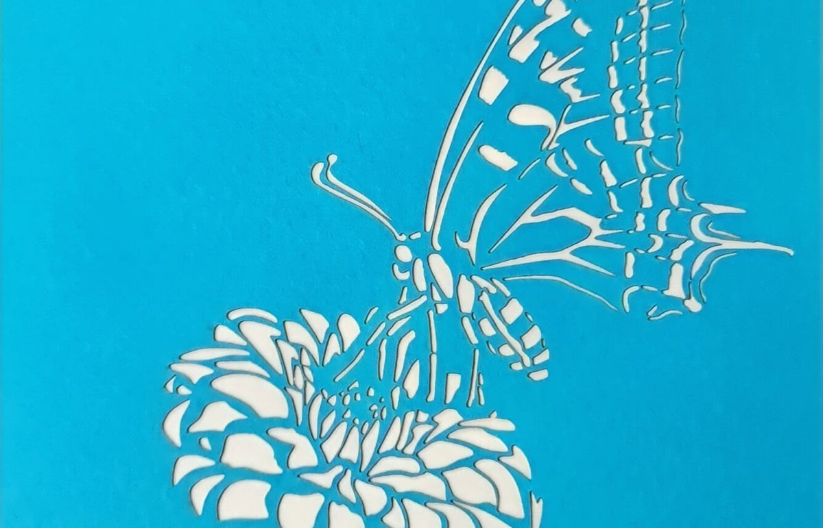 blaue karte mit einem schmetterling, der auf einer blume landet