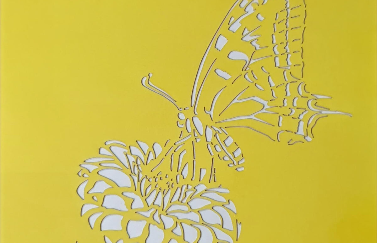 gelbe karte mit schmetterling, der auf einer blume landet