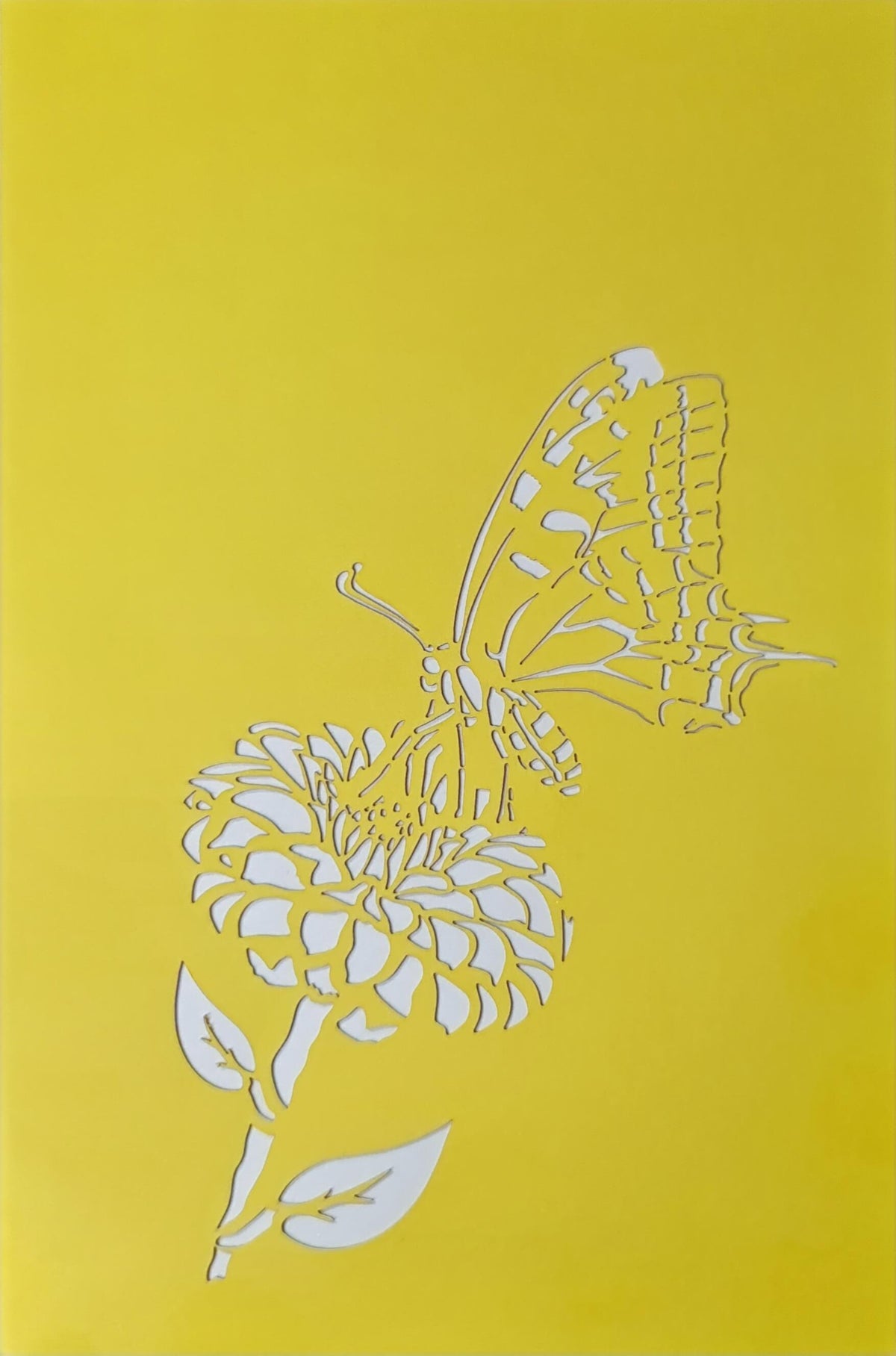 gelbe karte mit schmetterling, der auf einer blume landet